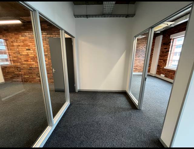 1,238M² OFFICE TO LET IN GREEN POINT